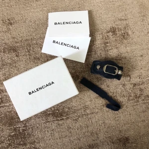Balenciaga armband  - Mörkblått armband från Balenciaga  Storlek S  Fint skick! Ask,tags medföljer