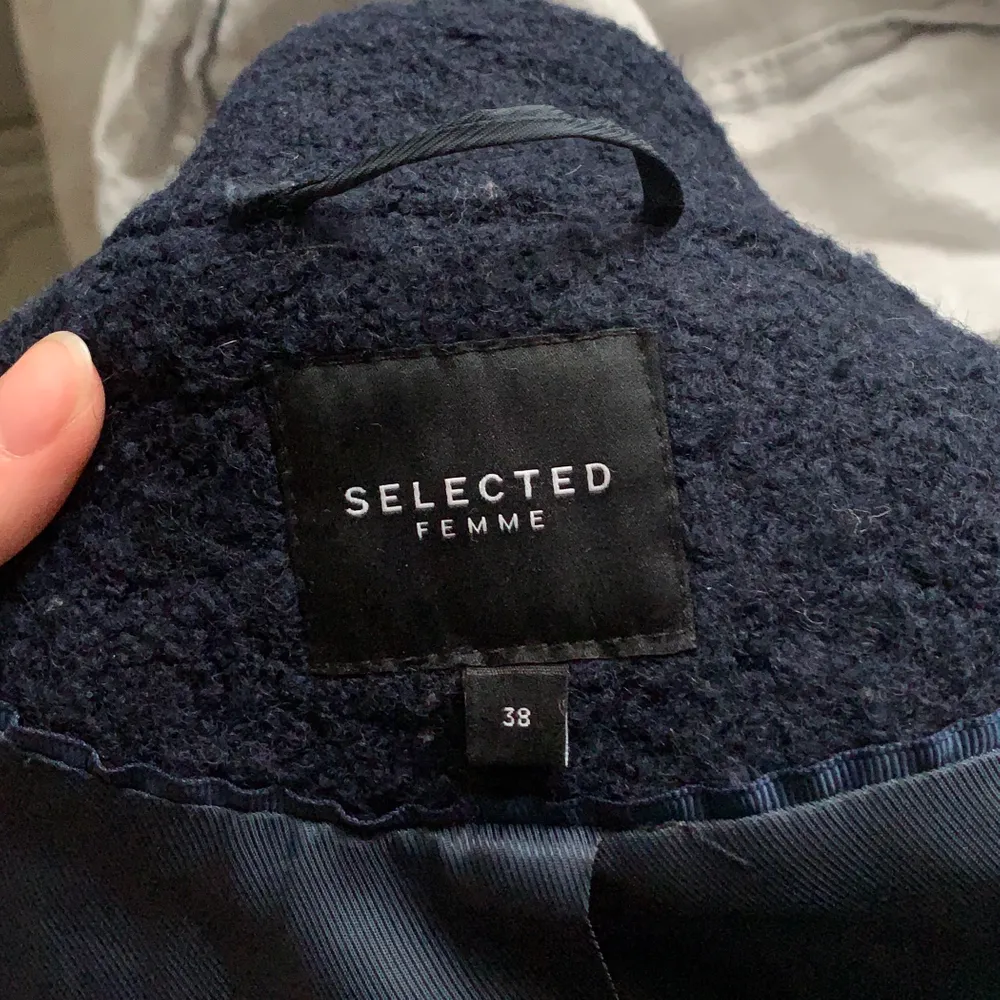 En mörkblå kappa från Selected Femme! Använd en höst så den är lite nopprig. Kan knytas i midjan med ett skärp som kommer till, eller bära den ”rak”. Köptes för 1500, säljer för 300+frakt❤️ . Takit.