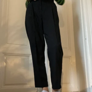 Svarta kostymbyxor! - Ett par snygga kostymbyxor från Monki! Jag använder tyvärr inte dem längre och tycker de passar någon annan bättre.Jag har sytt in dem bak med resår men de är väldigt stretchiga. Jag kan mötas upp eller så tillkommer frakt. Den ligger nog runt 22-44kr💕