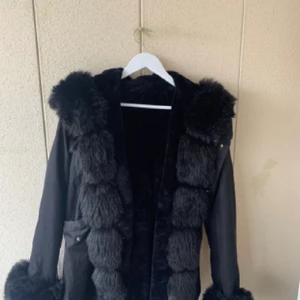 Garoff jacka - Fake päls. Använd - men inga skador. Skickas bild vid intresse. Ny pris - 1700kr BUDGIVNING - start bud 800kr 