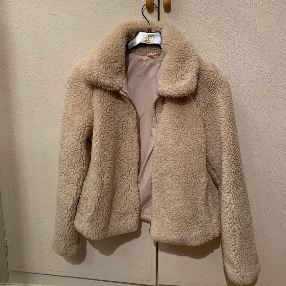 Teddyjacka från H&M. Perfekt för hösten och tidig vår! Köparen står för frakten. Betalning via Swish.. Jackor.