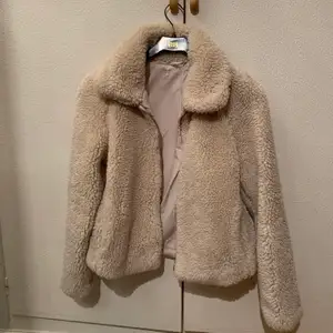 Teddyjacka från H&M. Perfekt för hösten och tidig vår! Köparen står för frakten. Betalning via Swish.