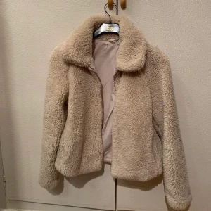 Teddyjacka - Teddyjacka från H&M. Perfekt för hösten och tidig vår! Köparen står för frakten. Betalning via Swish.