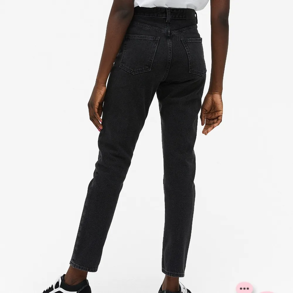 Ett par grå/svarta jeans från Monki i modellen Kimomo. Säljer eftersom de tyvärr blivit för små i midjan för mig. De är sparsamt använda och i bra skick. Jeans & Byxor.