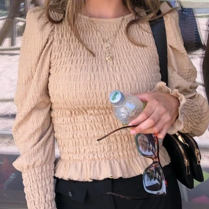 Säljer - Säljer en beige blus från Gina Tricot. Använd 1 gång. Skicka för fler bilder. 170kr + frakt