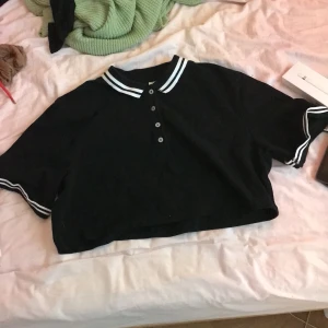 Kort tenniströja  - En kort tenniströja från H&M i L, upphämtning i Stockholm eller frakta (ca 60kr extra)