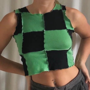 Självgjord topp✨🧚🏼‍♂️ - Rutig topp som jag sytt själv. Kan bäras med sömmarna utåt eller inåt(bild 3)🧚🏼‍♂️✨