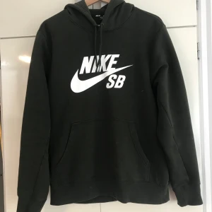 Grön Nike hoodie - Grön Nike hoodie.  Vid leverans tillkommer kostnad beroende på vart de ska skickas.