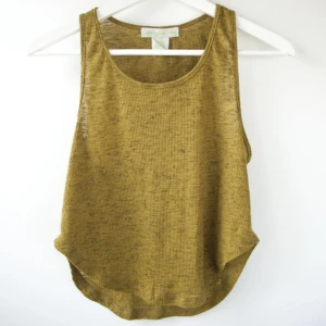  - Senapsgult linne från urban outfitters storlek small. Asymetrisk så aningen kortare på sidorna. 

Bara att fråga om ni undrar något!
Kan mötas upp på söder
Frakt 40kr