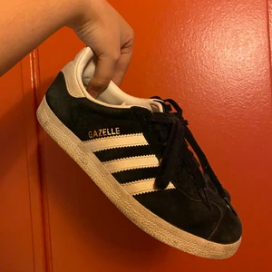 Adidas Gazelle - Adidasskor gazelle i använt skick! Inte trasiga nånstans men behöver en liten tvätt så är dom som nya! 