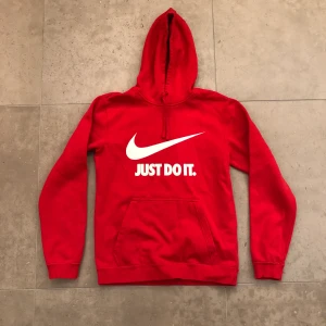 Nike hoodie - Röd mysig hoodie ifrån Nike, frakt tillkommer om behövligt!
