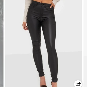 skinnbyxor - Vero Moda byxor i bra kvalite och skick. Spårbar 63kr❤️