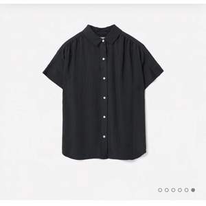 Underbar kortärmad skjorta från Everlane, passar en XS-S! OBS min är svart. Köpt i USA i vintras och använd 2-3 gånger. Härligt flowy material. Jättefint skick🌻 köpt för drygt 700 sek 