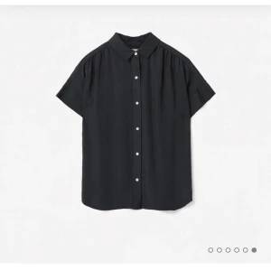 Everlane topp XS/S - Underbar kortärmad skjorta från Everlane, passar en XS-S! OBS min är svart. Köpt i USA i vintras och använd 2-3 gånger. Härligt flowy material. Jättefint skick🌻 köpt för drygt 700 sek 