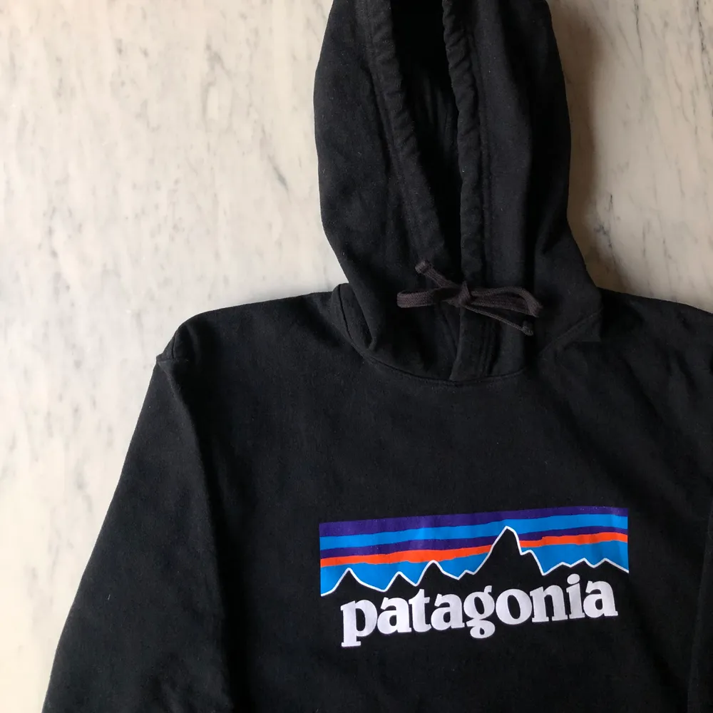 Säljer denna svarta patagonia hoodie i strl S, herr storlek men passar även tjejer! Högsta bud:520. Hoodies.