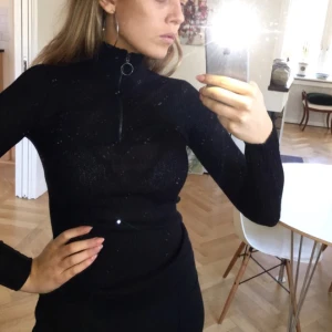  - Fin efterfrågad tröja från H&M men 70-talskänsla. Fint stickad, tajt modell, hög hals med fin dragkedja i mörk blå (nästan svart). 