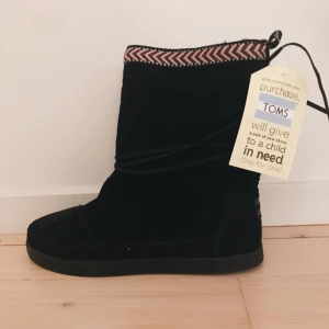  - Ett par väldigt söta och väldigt sköna helt oanvända Toms i storlek 39, passar även 38. Hör av dig för fler bilder m.m betalning sker via swish och köparen står för frakt 🌻🌻