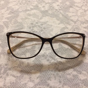  - Nya. Creme/bruna bågar, stilrena och oanvända. Märke AH, Anna Hickmann hand made. 