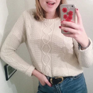  - JÄTTEmysig vit stickad tröja!!