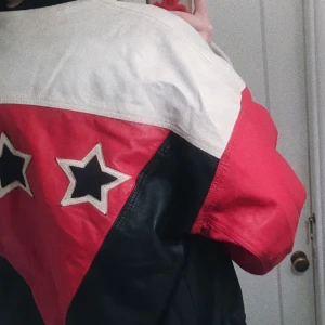  - SÅÅÅ cool jacka!! Bombermodell i svart, vit & röd skinimitation och stjärnor på ryggen!