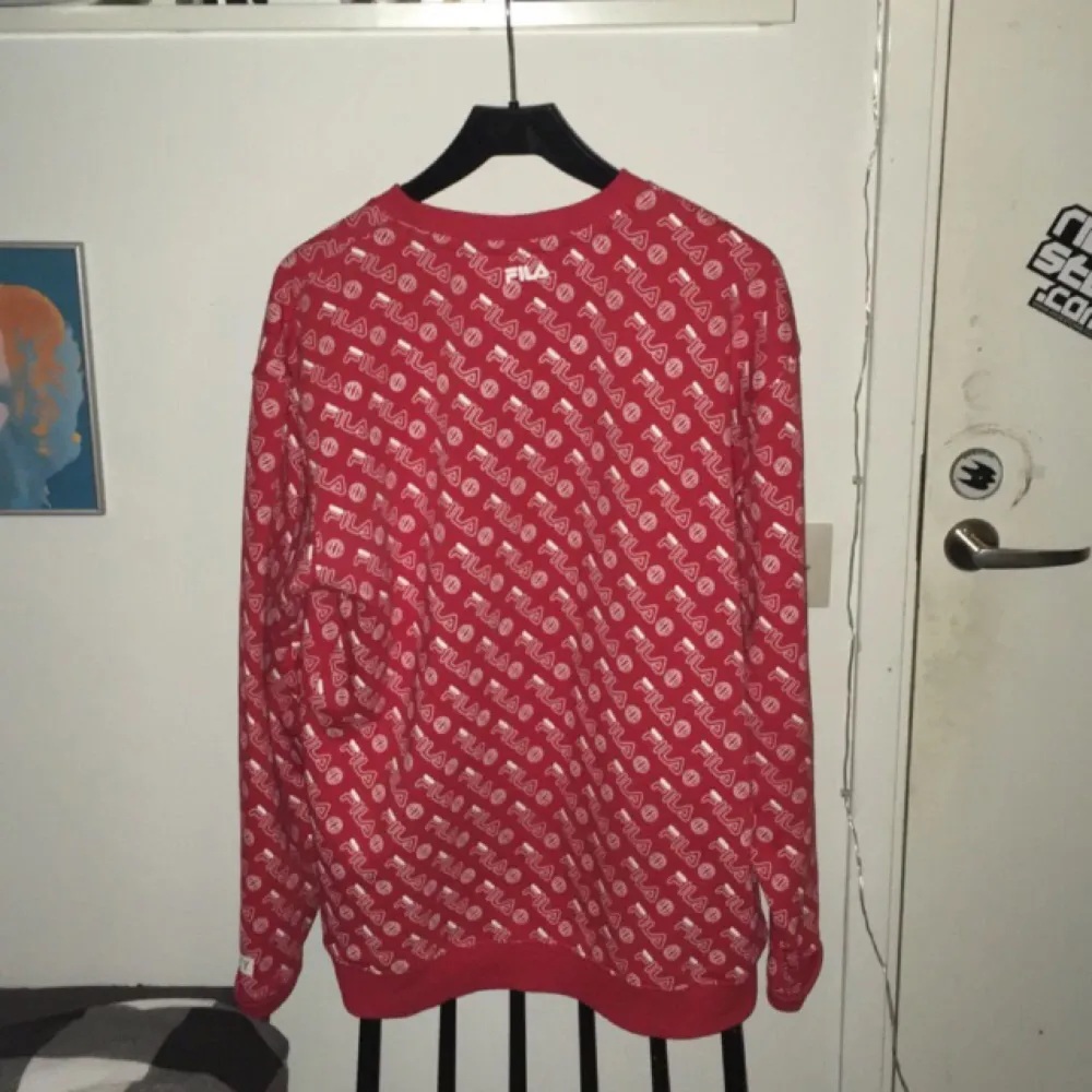Röd jätte skön fila collab xx-xy sweatshirt, väldigt bra skick. Den är mer som en M-L. Frakt tillkommer 🌹. Hoodies.