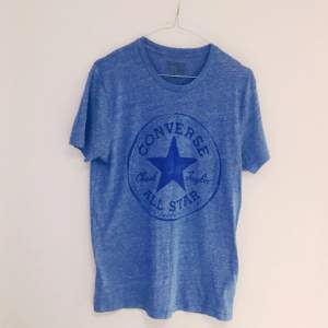 Blå converse t-shirt 