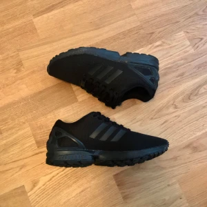  - Svarta Adidas sneakers i modellen ZX Flux. Står i skon att de är storlek 40, men de passar storlek 39 (eventuellt 39,5 också) bättre. Knappt använda och inget slitage så de är i nyskick i princip. Priset var 900:- Väldigt sköna skor🌺 