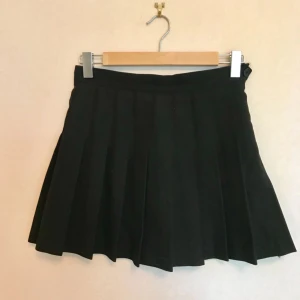  - Har till slut blivit dags att sälja min älskade AA-kjol. Älskar denna! Den är välsydd, lite ”rejälare” i tyget, dressad och så sjukt snygg. Lite ”school girl”-aktig, passar väldigt bra till 90talsmodet som är inne just nu! Funkar till vardags och fest. Den har till min stora sorg blivit för liten så det är dags för den att gå vidare. Välanvänd med ftf i väldigt bra kvalité! Köpt för 600kr.   Obs ganska liten i storleken!   Frakt ingår! 