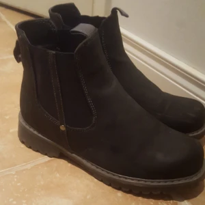  - Varmfodrade boots Yttermaterial: nubuckimitation  Foder/innermaterial: varmfoder  Sula: syntet  Använda ett fåtal gånger.   Köparen står för frakten. Kan mötas upp i Stockholm, Gävle eller Sundsvall. 