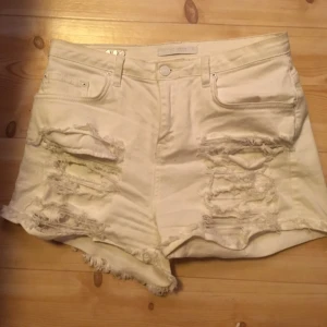  - Från Gina tricot, inte mycket använda så i bra skick. Kan skickas men då tillkommer frakt 🌸 