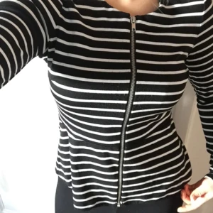  - Blus med blixtlås. Använt flera gånger, men i bra skick. 