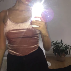  - Rosa sammetsbody med öppen rygg från Zara. Använd enstaka gånger. Frakt tillkommer