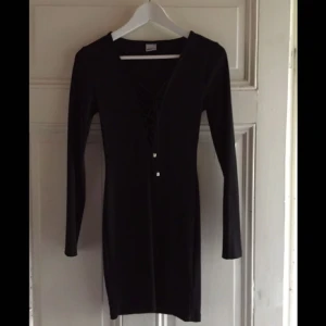  - Klänning med snörning från gina, sparsamt använd! :) 