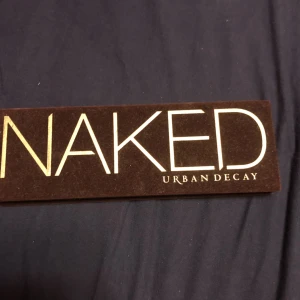  - Har endast swatchat två tre färger och sedan har den bara legat i sminkbyrån. Behåller den gärna då den är en OG, extremt pigmenterad osv men ska resa om två månader och behöver lite extra cash :(.  Självklart äkta, lägger inget fake på ansiktet. Köpt online hos Kicks.se, se orderbekräftelse!