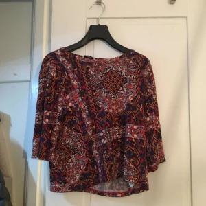  - tröja från Monki, storlekslappen är ej kvsr men chansar på S eller M 