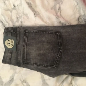  - Cheap Monday mörkgråa jeans, använda få gånger, pris kan sänkas vid snabb affär 