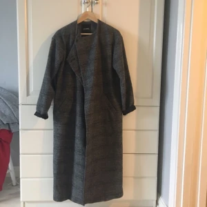  - Lång kappa i ullblandning från Monki.  Varm och i fint skick. 