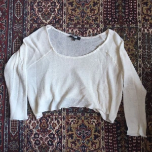  - Enkelt men fin stickad tröja från Bik Bok. Säljer då den är lite för stor för mig vid axlarna. Passar fint till det mesta och är jätte skön. Passar både på sommaren som vintern. Köparen står för frakt, har Swish:) 