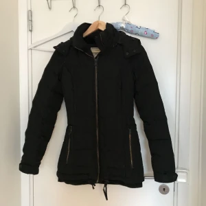  - Svart vinterjacka från zara i storlek xs. 4 fickor fram och jackan är i fint skick! Jag har använt en svart fluffig fuskpäls från Nelly till som går att fås med utan extra kostnad. Kan fraktas eller mötas upp i Stockholm. 