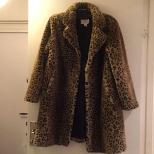  - Fuskpäls, leopard, längre modell. Stängs med hyskor. Använd ett fåtal ggr, köpt vintage. Mkt bra skick. Säljer pga den är lite för stor. Nog en stl 42. Vid frakt tillkommer porto. Om i Sthlm så kommer vi överens om överlämning. Swish!
