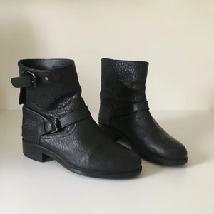  - Knappt använda boots i svart strukturerat skinn från Massimo Dutti. Superbra kvalité.