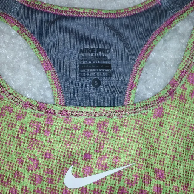 Nike sport top, Helt ny & oanvänd! Ljusgrön och rosa.. Toppar.