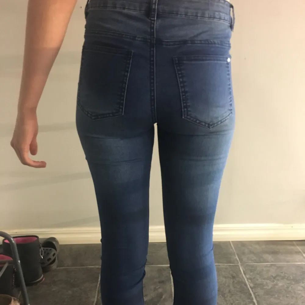Blåa Twentyfive seven jeans helt oanvända förutom på modellen på bilden, nypris ligger på 1700kr men jag säljer dom pga för liten storlek. Swish går bra, köpare står för frakten.. Jeans & Byxor.
