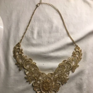  - Jättefint guld halsband som sticker ut, bra skick, swish går bra köpare står för frakt