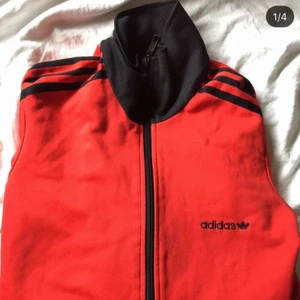  - Röd/svart adidas tröja, sitter super snyggt! 