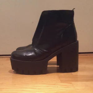  - Svarta platåkängor från H&M Divided. Väldigt fint skick och aldrig använda av mig men köpta begagna här på plick.  Kommer inte till användning och ska flytta utomlands 🌹  Möts helst upp i Stockholms området (Medis/söder/Slussen/Mariatorget är lättast)
