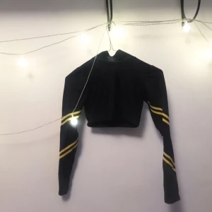  - Hääääääär fååååååår niiiiiiii VÄRLDENS FINASTE LILLA SAK !!!!!! Jag gråter för att jag växt ur den 😫 den är liksom i "baddräktsmaterial", helt otrolig verkligen med så fina gula detaljer på armarna!!  FRI FRAKT 🌻🌹