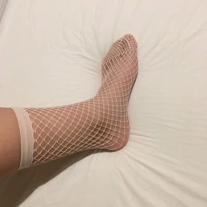  - Nätstrumpor i en fin ljusrosa färg. En cool detalj till ett par sneakers 