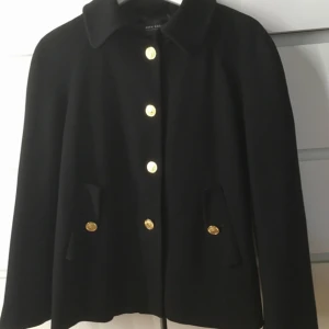  - En superfin kortare kappa från Zara som knappt blivit använd! 🍁 – OBS! Fraktkostnaden betalas av köparen - Hör gärna av dig vid intresse