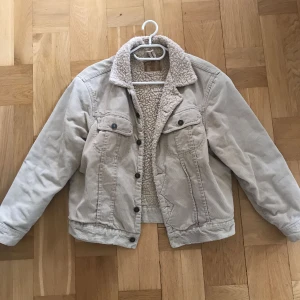  - Beige manchester jacka från Rocky. Jag har vanligtvis XS och denna sitter lite oversize på mig. 